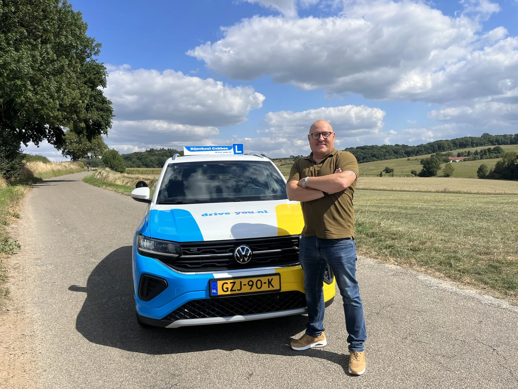 Niels Cobben bij de lesauto in Zuid-Limburg