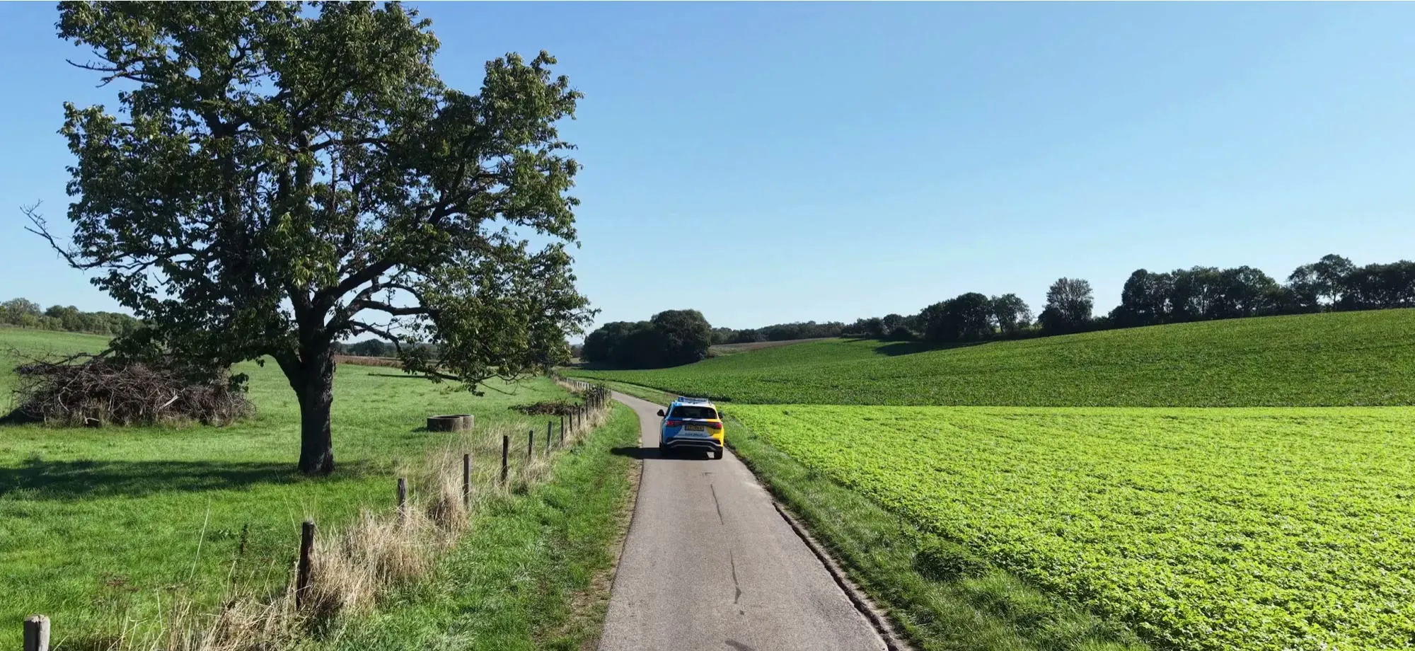 De lesauto van Rijschool Cobben op een landweg door het Zuid-Limburgse heuvelland